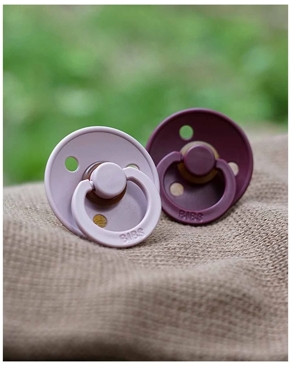 Set 2 Ciucci Tettarella Tonda In Gomma Naturale 6/18 Mesi - Colore Pink Plum E Sambuco - Bibs 4 Set 2 Ciucci Tettarella Tonda In Gomma Naturale 6/18 Mesi - Colore Pink Plum E Sambuco - Bibs - immagine 2
