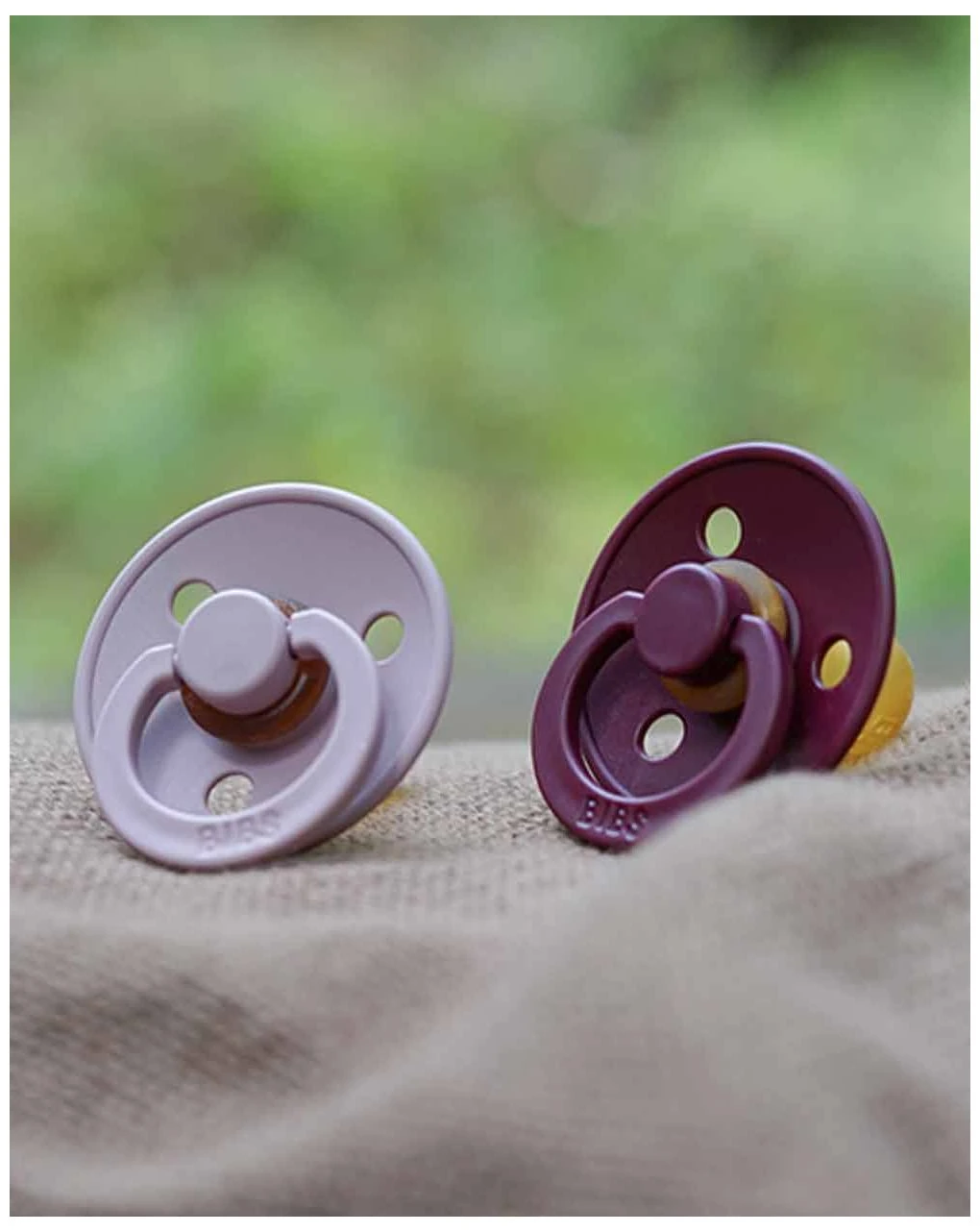 Set 2 Ciucci Tettarella Tonda In Gomma Naturale 6/18 Mesi - Colore Pink Plum E Sambuco - Bibs 5 Set 2 Ciucci Tettarella Tonda In Gomma Naturale 6/18 Mesi - Colore Pink Plum E Sambuco - Bibs - immagine 3